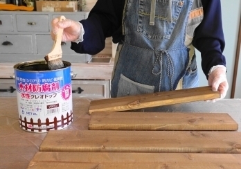水性クレオトップを塗る